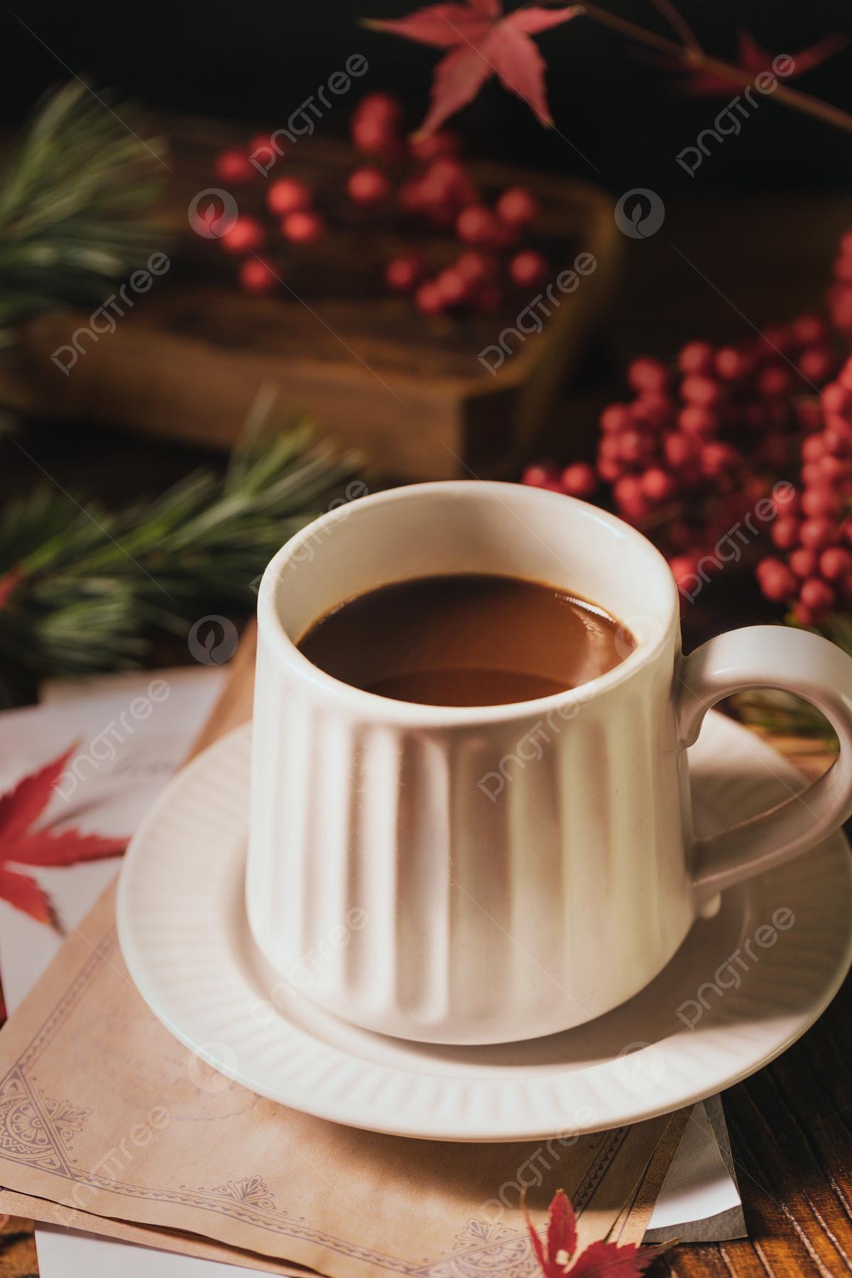 Чашка кофе и свечами на фоне окна, через которое лес зимы видим Стоковое  Изображение - изображение насчитывающей напитка, цвет: 168991465