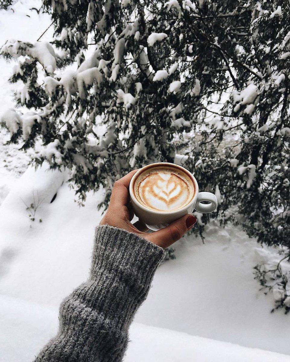 Красная Чашка Кофе На Красивой Снег Зимой Фоне. Фотография, картинки,  изображения и сток-фотография без роялти. Image 37640937