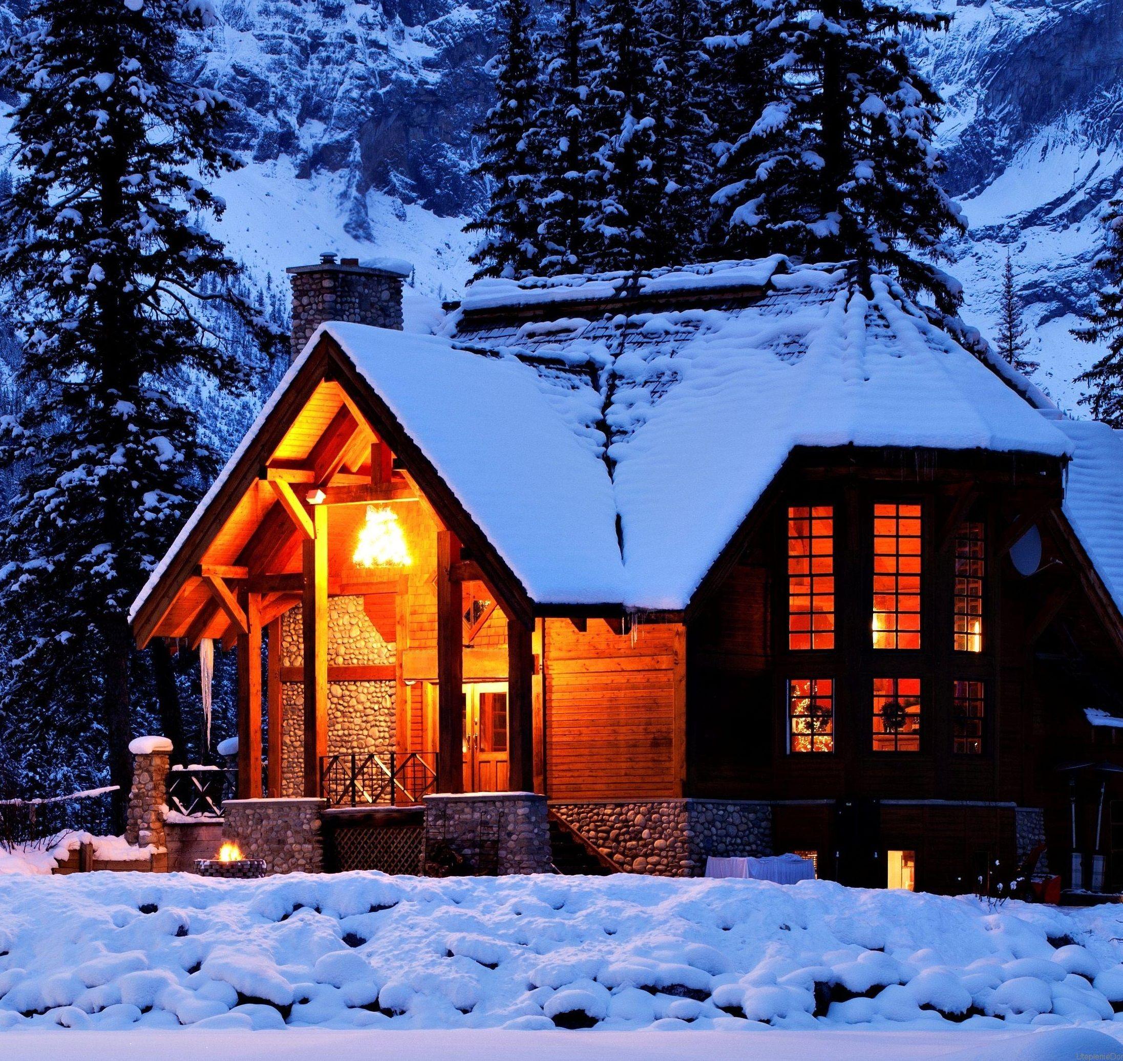 Сказка зимы, сильный снегопад покрыла деревья и дома внутри Стоковое  Изображение - изображение насчитывающей праздник, дом: 41012259