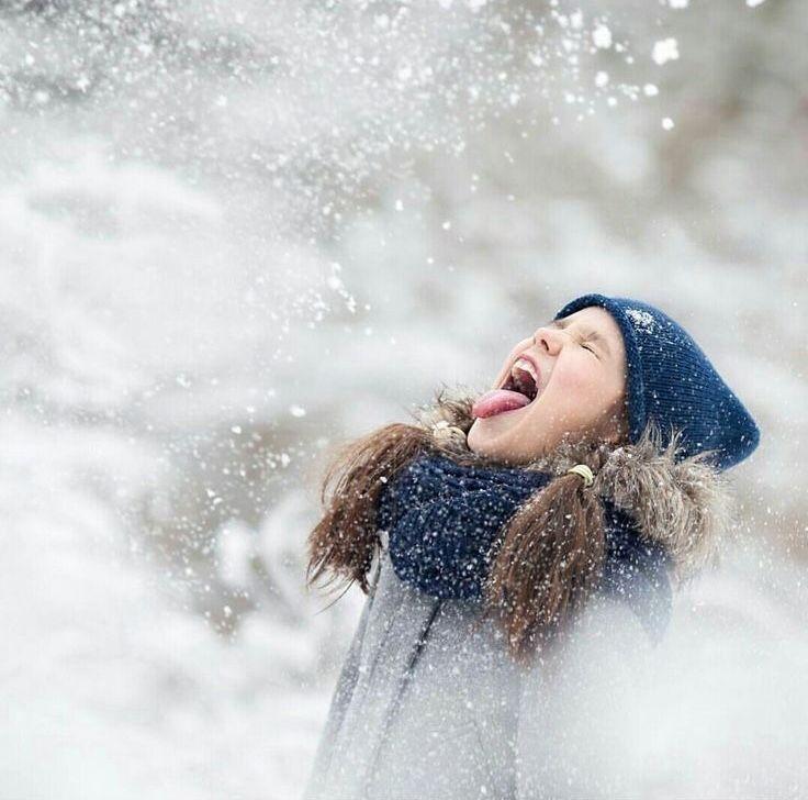 Зима, ты снег на полную включай... С открытым ртом пусть в небо смотрят люди...  | Фотоидеи для семьи, Фотосессия, Зимние детские фотографии