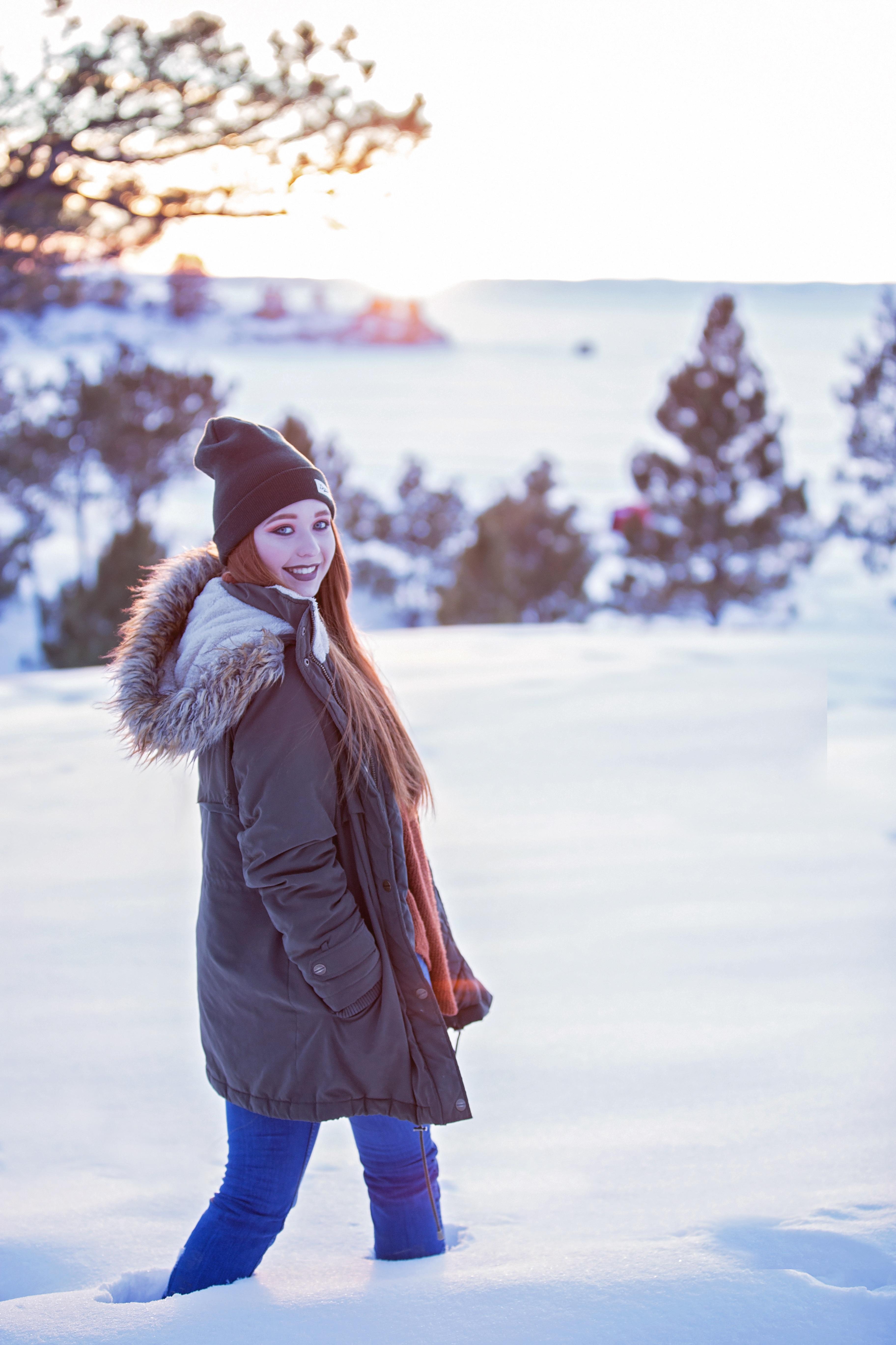 Люди наслаждаясь зимой и снегом Стоковое Фото - изображение насчитывающей  холодно, снежок: 33761214