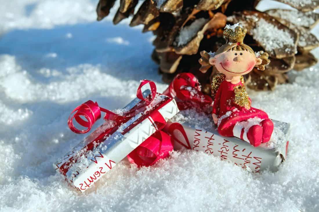 Деревянные сани на ели рождества Зима, рождество, Новый Год Foreground  Стоковое Фото - изображение насчитывающей сторона, украшение: 132651302