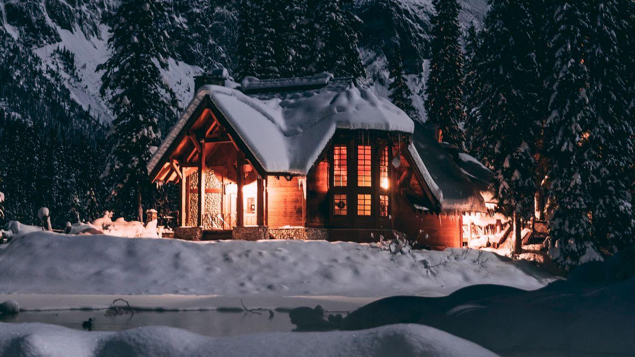Обои домик, зима, снег, вечер, деревья картинки на рабочий стол, фото  скачать бесплатно