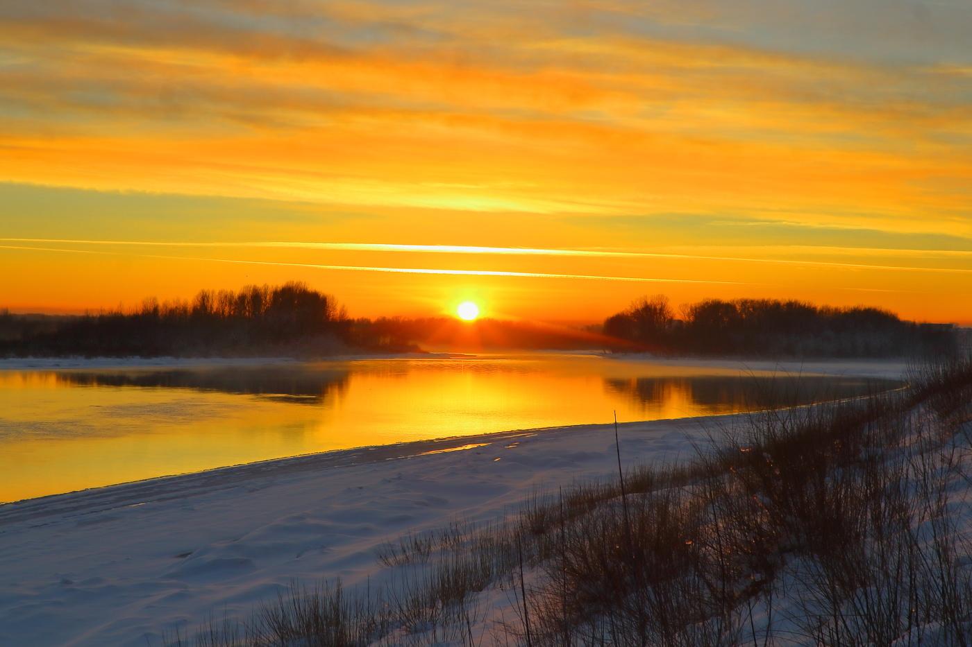 Зимний закат на реке Яна. Фотограф Андрей Загребельный