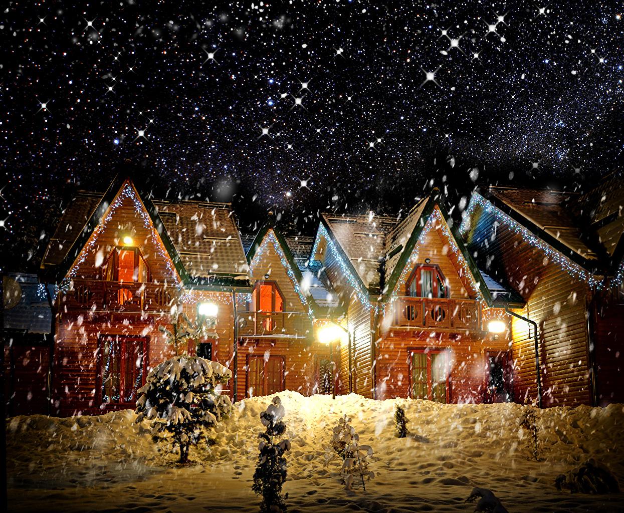 Фотографии Ель Зима снежинка Снег в ночи Уличные фонари Дома Города
