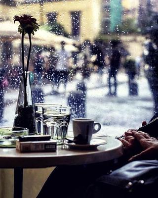 Кофе. Окно. Фотографии. Дождь за окном, особенно летом, особенно в Москве,  для творческого человека - праздник. ☕️✨✨#патрики #фотограф… | Instagram
