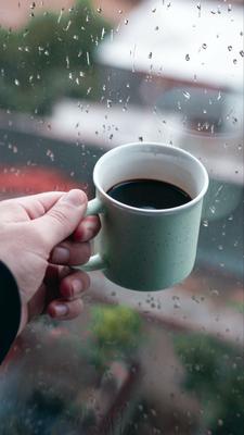 Дождь за окном, чашка кофе на …» — создано в Шедевруме