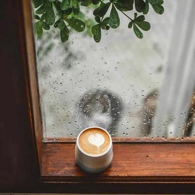 Чашка кофе на фоне окна, за которым дождь Стоковое Изображение -  изображение насчитывающей утро, день: 183191285