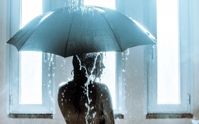 MERAGOR | Грустная девушка под дождем