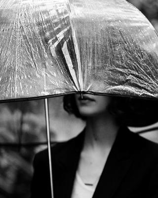 черный зонт трость street style фотосессия в дождь осенью весной | Photo,  Hand fan, Fan