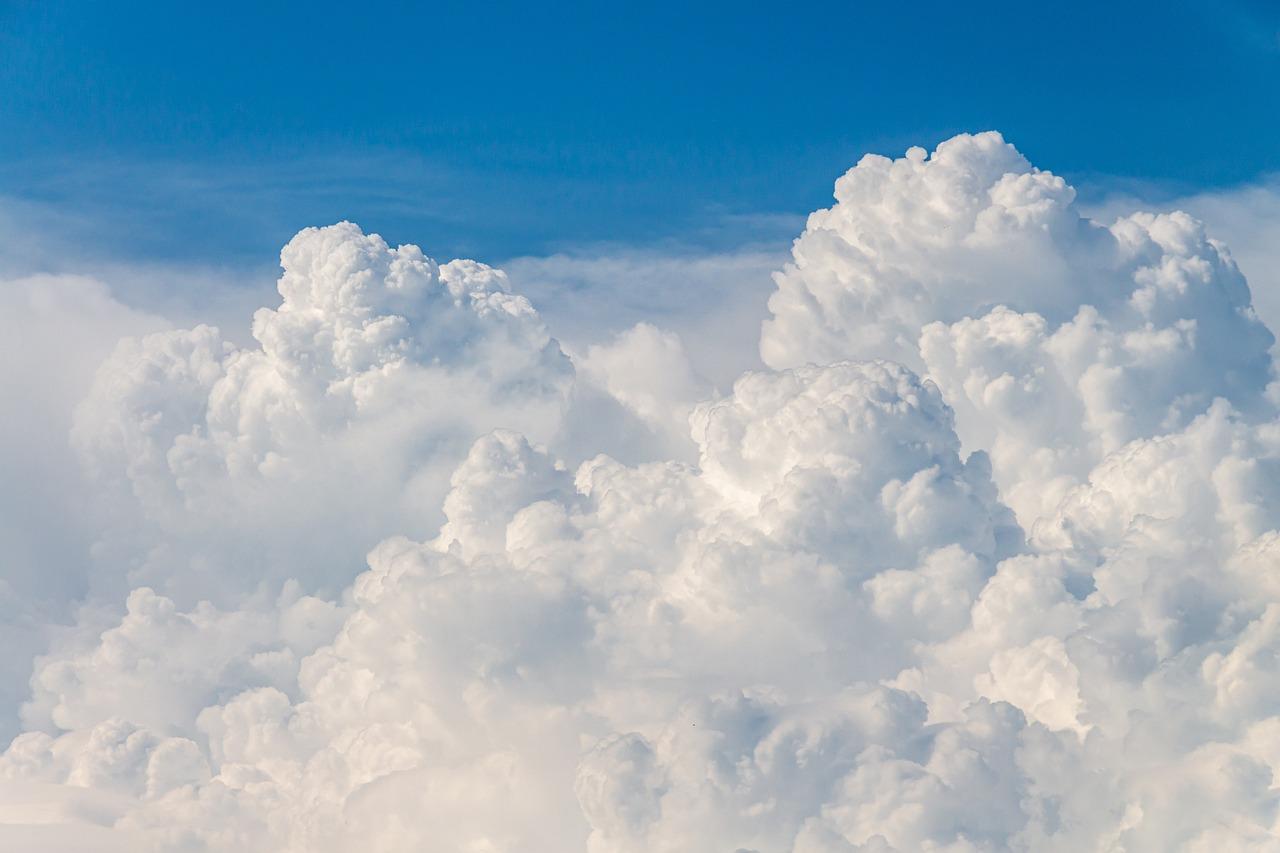 Красивые облака неба на закате Стоковое Фото - изображение насчитывающей  затишье, сценарно: 186803946