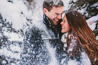 Красивые пары в любви, целуя и смеясь. Удивительные зимний отпуск. Святой  день Святого Валентина. Стоковое Изображение - изображение насчитывающей  пары, подруга: 207258611