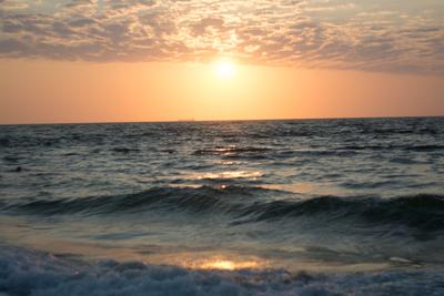 Девушка и море Рассвет на морском побережье Редакционное Фото - изображение  насчитывающей утро, встреча: 103949256