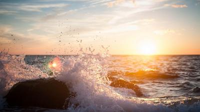 Девушка и море Рассвет на морском побережье Редакционное Фото - изображение  насчитывающей утро, встреча: 103949256