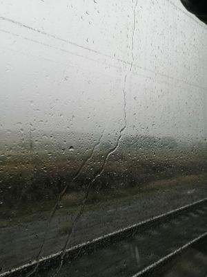 Взгляд от окна пока идет дождь, унылое настроение Стоковое Изображение -  изображение насчитывающей окно, ненастно: 39515477
