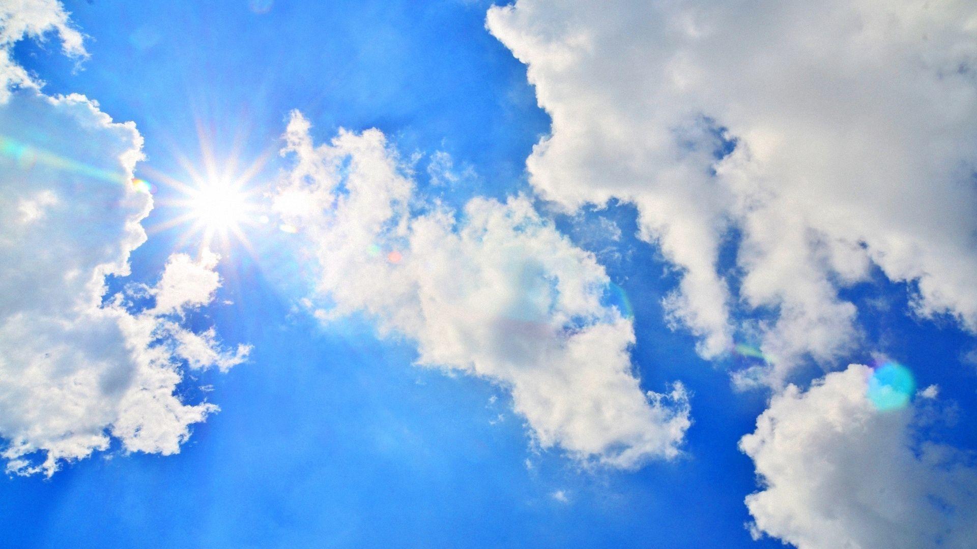 солнечное голубое небо с солнцем сияющим сквозь облака Photo, красивое  солнце с голубым небом и белыми облаками это красивое вертикальное  изображение неба, Hd фотография фото, облако фон картинки и Фото для  бесплатной