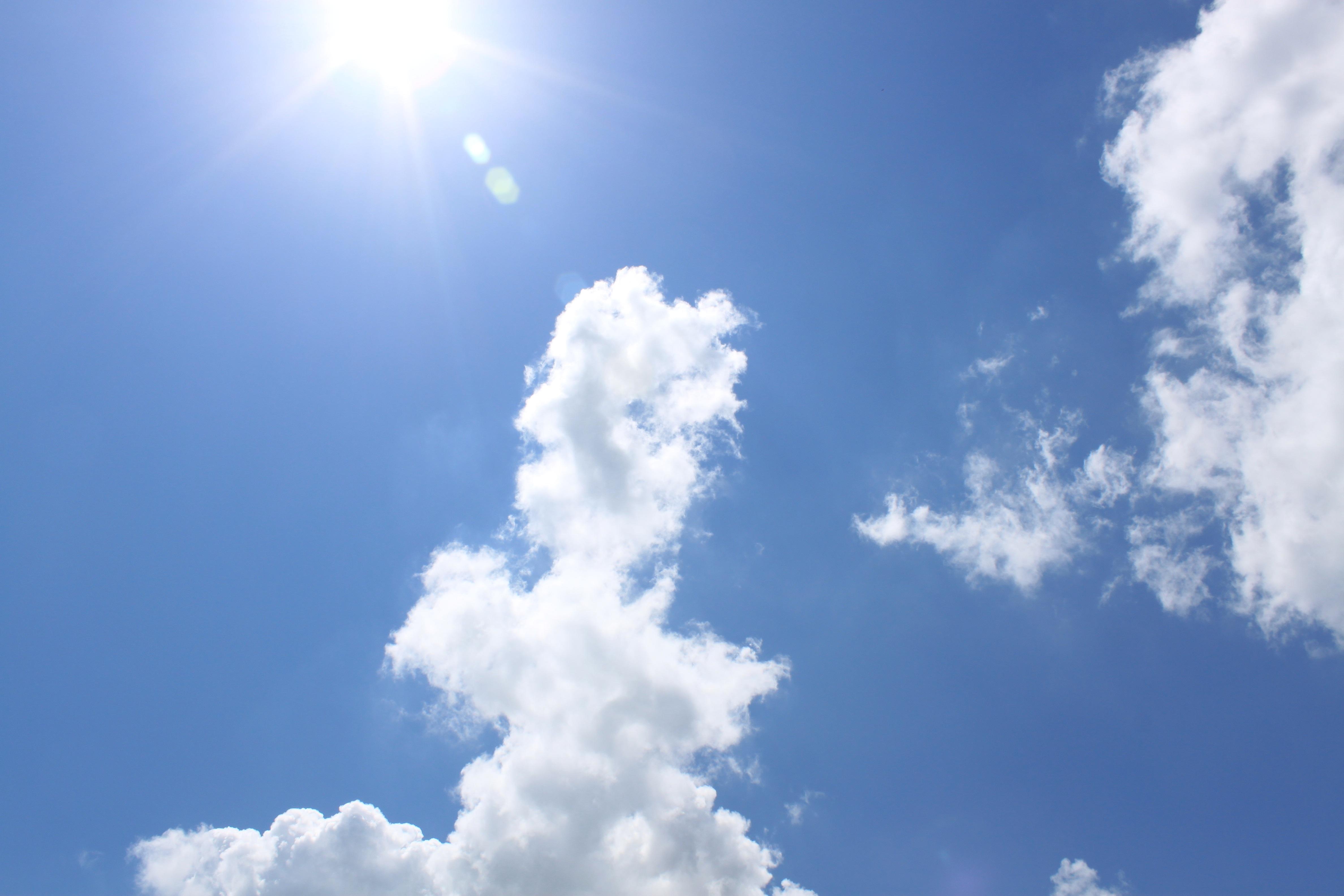 Голубое Небо С Солнцем — стоковые фотографии и другие картинки Небо - Небо,  Солнце, Солнечный свет - iStock