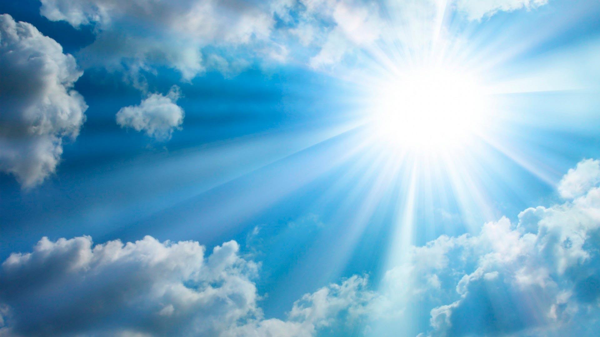 Голубое небо с облаками и отражением солнца Солнце светит яркой внутри  Стоковое Фото - изображение насчитывающей лучи, природа: 100440766