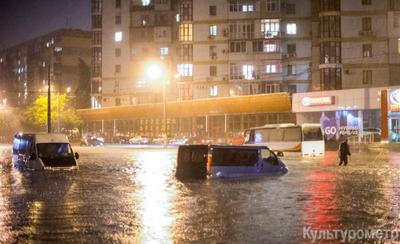 В Одессе усилился дождь: на Балковской плавают машины (фото) | Новости  Одессы