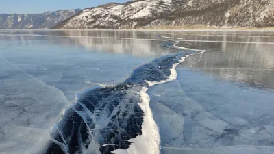 Зимний Байкал — километры прозрачного льда