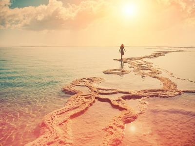 Девушка встречает рассвет на пляже Стоковое Фото - изображение  насчитывающей природа, силуэт: 92023872