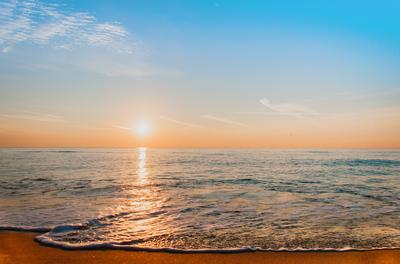 Рано Утром Рассвет Над Морем — стоковые фотографии и другие картинки Пляж -  Пляж, Прибой, Абстрактный - iStock