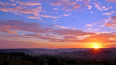 Бесплатное изображение: Рассвет, восход солнца, туман, поле, Солнечный  свет, туман, пейзаж, туман, солнце, дерево, с подсветкой