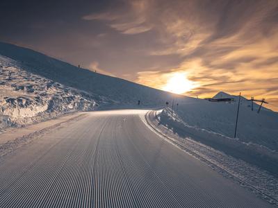 Рассвет зимой над полем в снегу | Премиум Фото