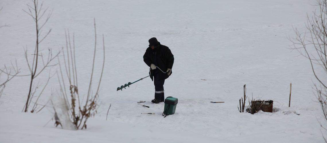Отец и сын провалились под лёд во время рыбалки на озере Журовец -  IVATSEVICHY.BY
