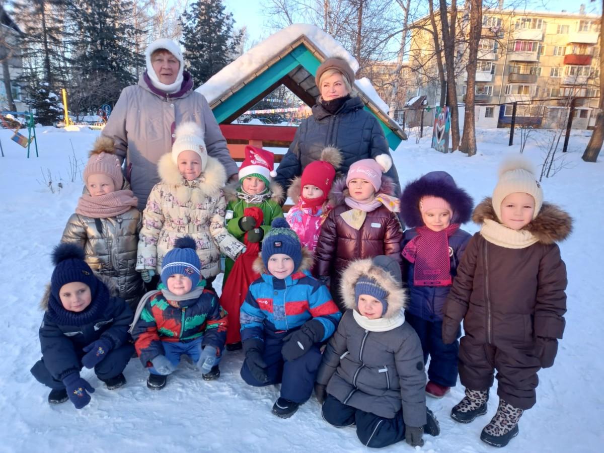 Лыжа, зима, снег и потеха - семья наслаждаясь зимой Стоковое Фото -  изображение насчитывающей группа, счастливо: 102828914