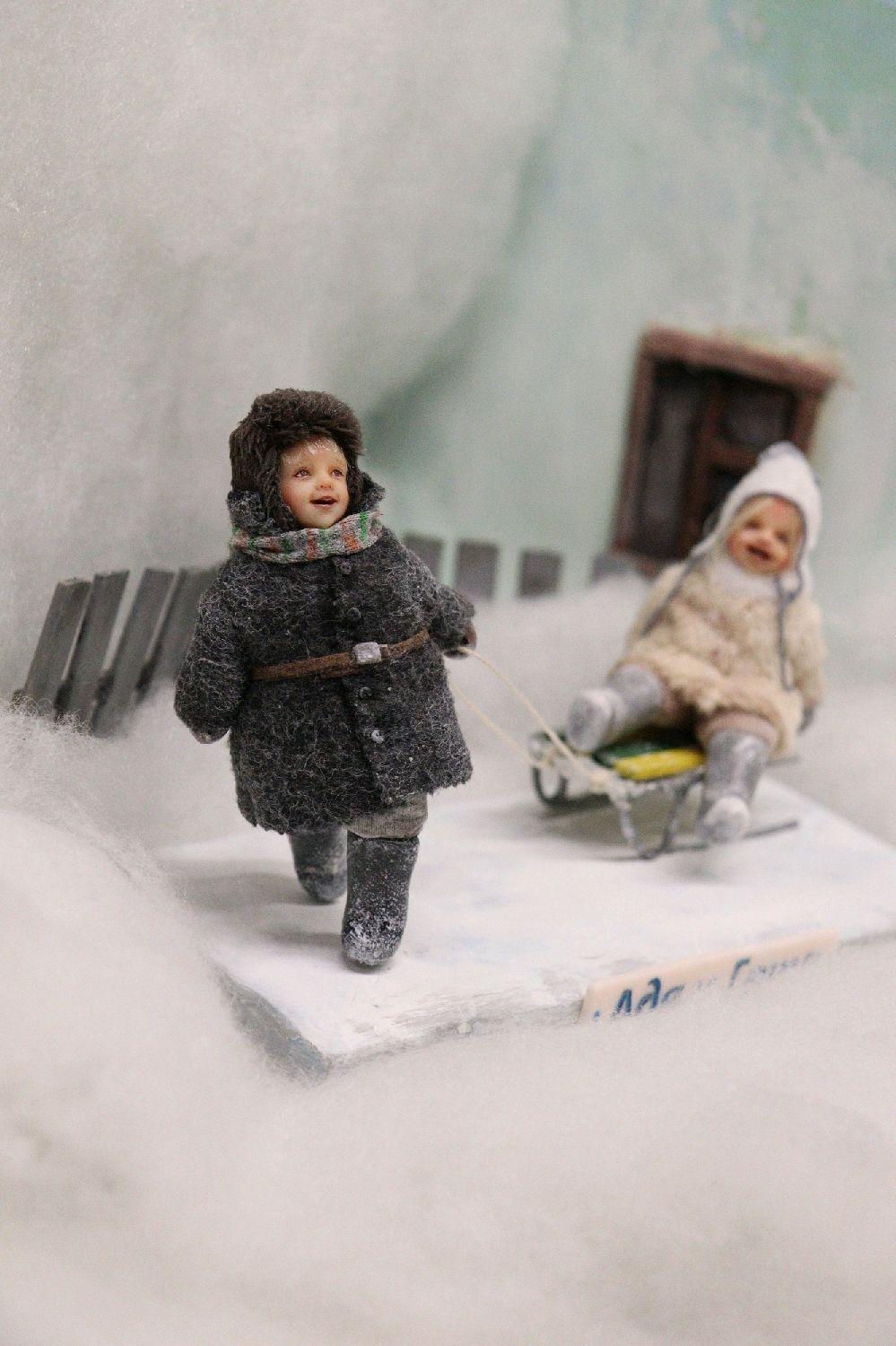 Счастливая семья, работающие на снегу зимой. Стоковое Фото - изображение  насчитывающей здорово, мило: 178676896