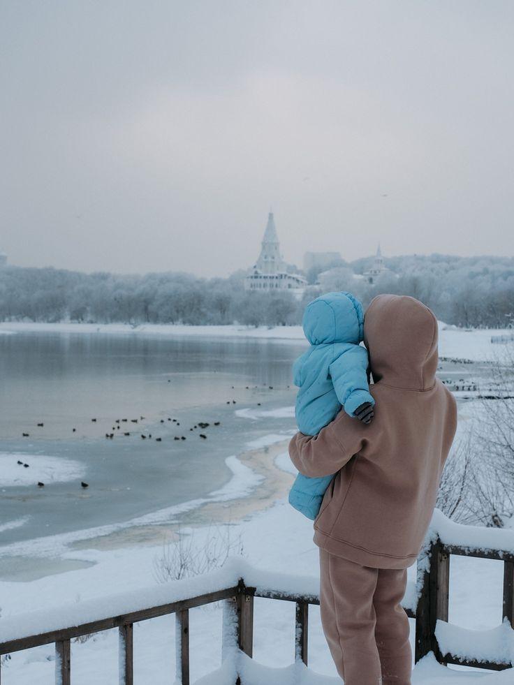 Семья покупает дом зимой» — создано в Шедевруме