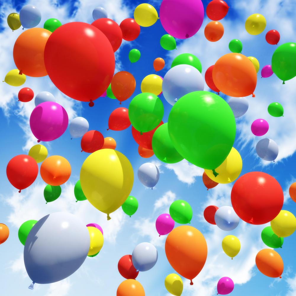 Фотообои с разноцветными шарами в небе. Артикул 10005191.
