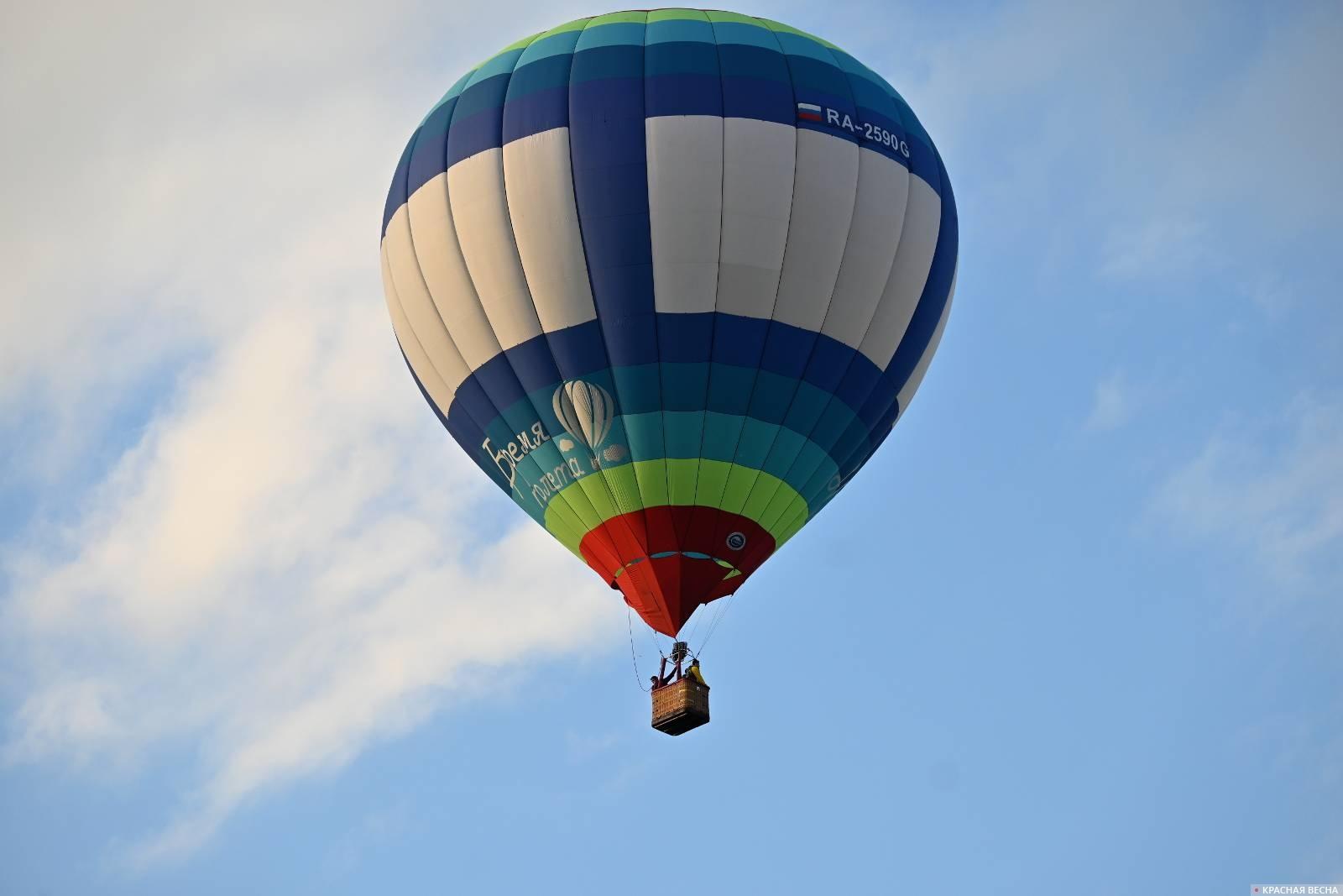Женщина летает в воздушные шары высоко в небе Стоковое Фото - изображение  насчитывающей дела, грациозно: 126959732