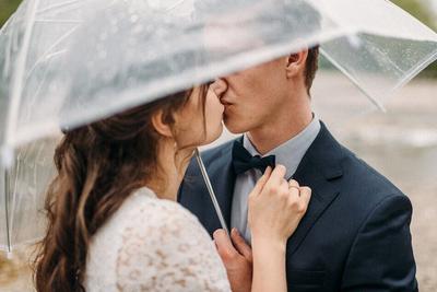 Дождь в день свадьбы - это не страшный кошмар. Ненастная погода может стать  одним из особенны… | Зонт свадьба, Свадебные зонтики, Романтические  свадебные фотографии