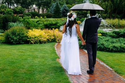 Счастливый жених и невеста с зонтиком в дождь. Под открытым небом свадьба  Стоковое Фото - изображение насчитывающей примите, идеи: 212065624