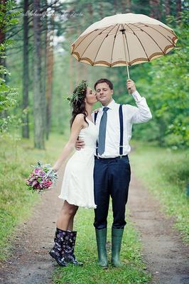 свадебный поцелуй под дождем Стоковое Фото - изображение насчитывающей дождь,  совместно: 157067838
