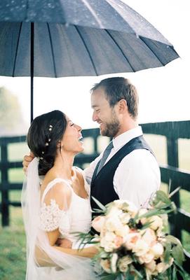 Романтичные свадебные фото под дождем
