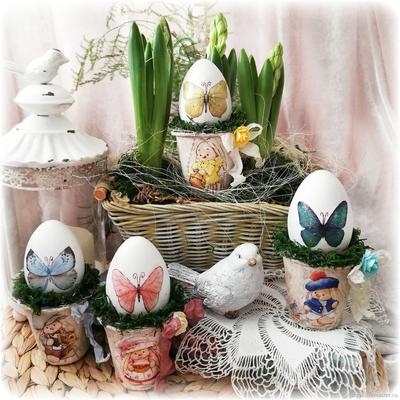 Пасхальные яйца и весенние цветы. Символы пасхи. Концепция международных  праздников. Stock Photo | Adobe Stock