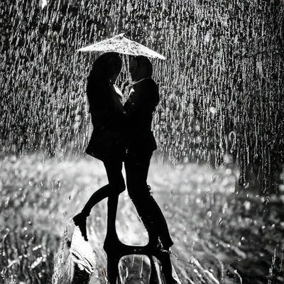 Фото Влюблённые под дождём