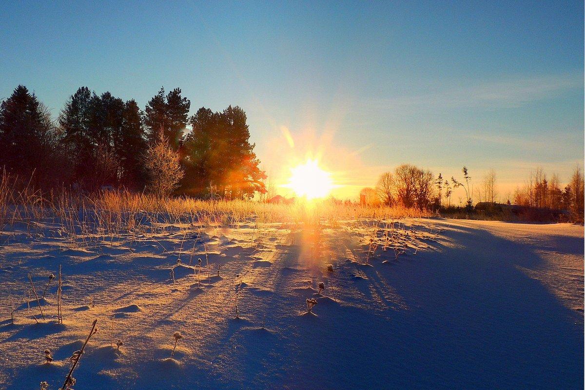 Восход Солнца В Горах Зимой На Холодное Утро. Горный Дом Фотография,  картинки, изображения и сток-фотография без роялти. Image 30261956