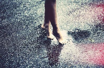 Женщина стоит под дождем | Премиум Фото