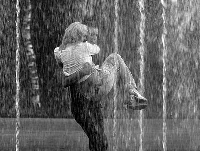женщина под дождем с зонтом в руках и улыбкой на лице. чувство  безопасности, спокойствие и уверенность Иллюстрация штока - иллюстрации  насчитывающей умственно, женщина: 218033148