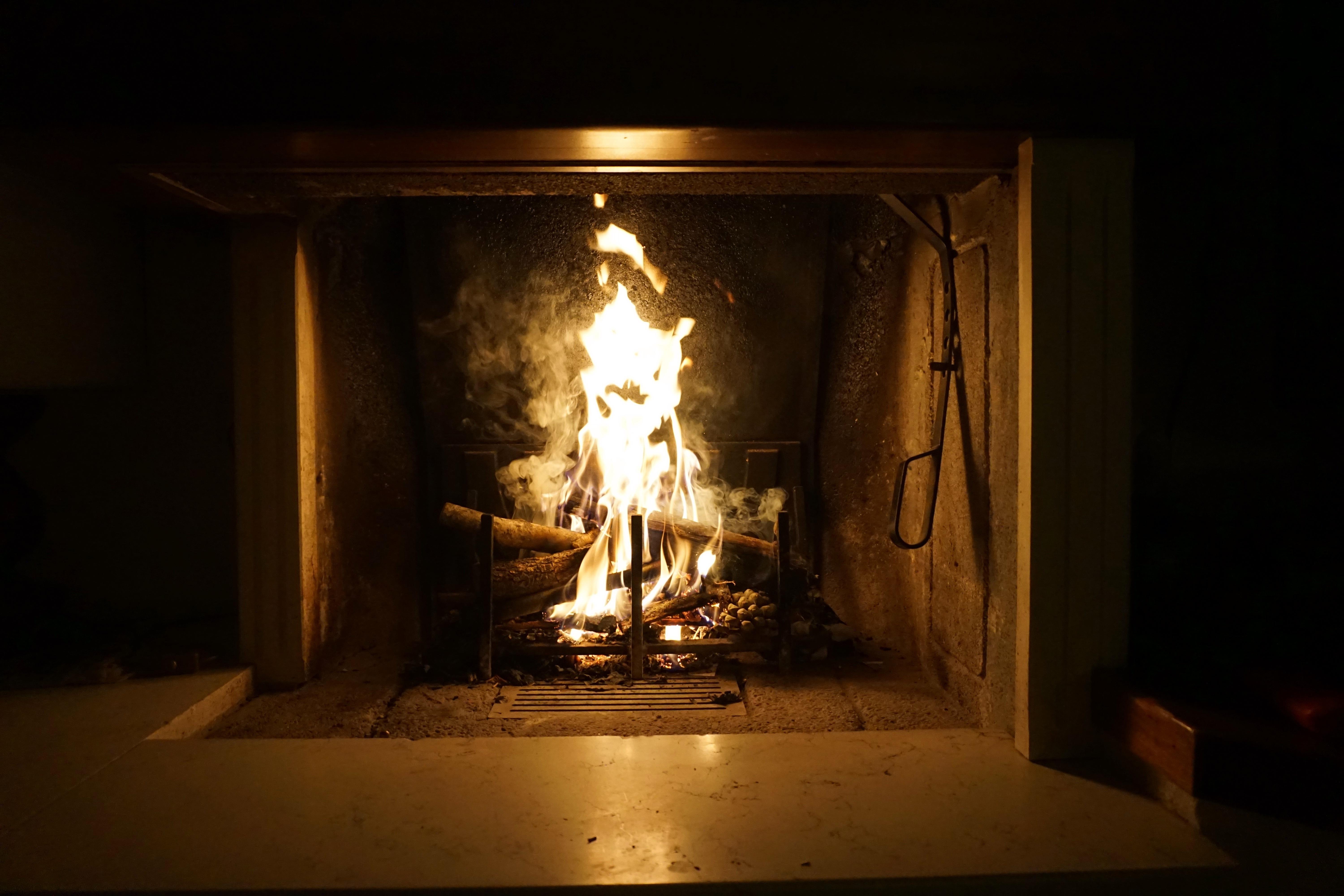 Зима дома камина огня винтажная деревянная Стоковое Изображение -  изображение насчитывающей наведенное, нутряно: 66413533