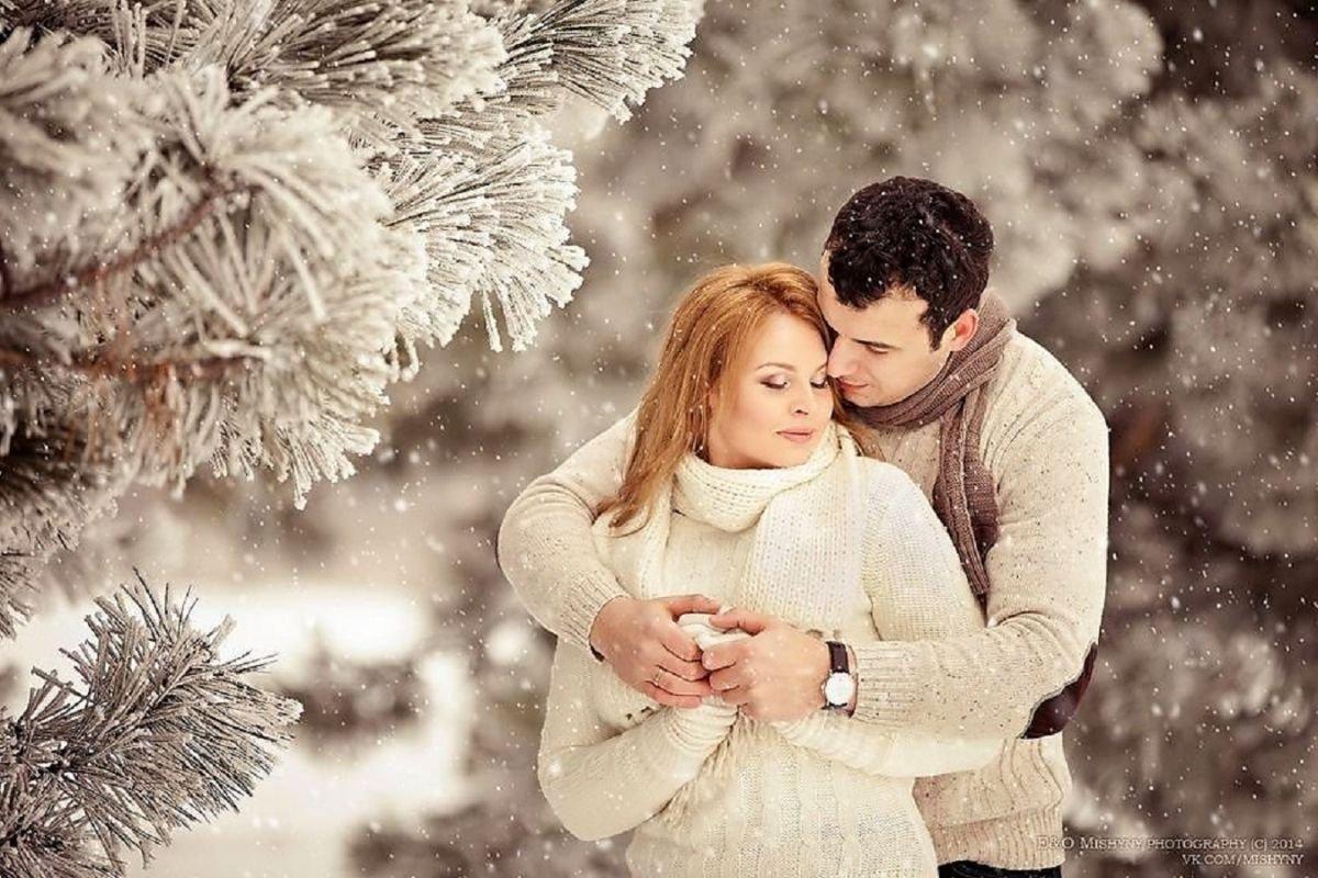 Романтические пары в снежную погоду, целуя, держа в руках подарок и  подарок, весело зимой Стоковое Фото - изображение насчитывающей человек,  влюбленность: 207774796