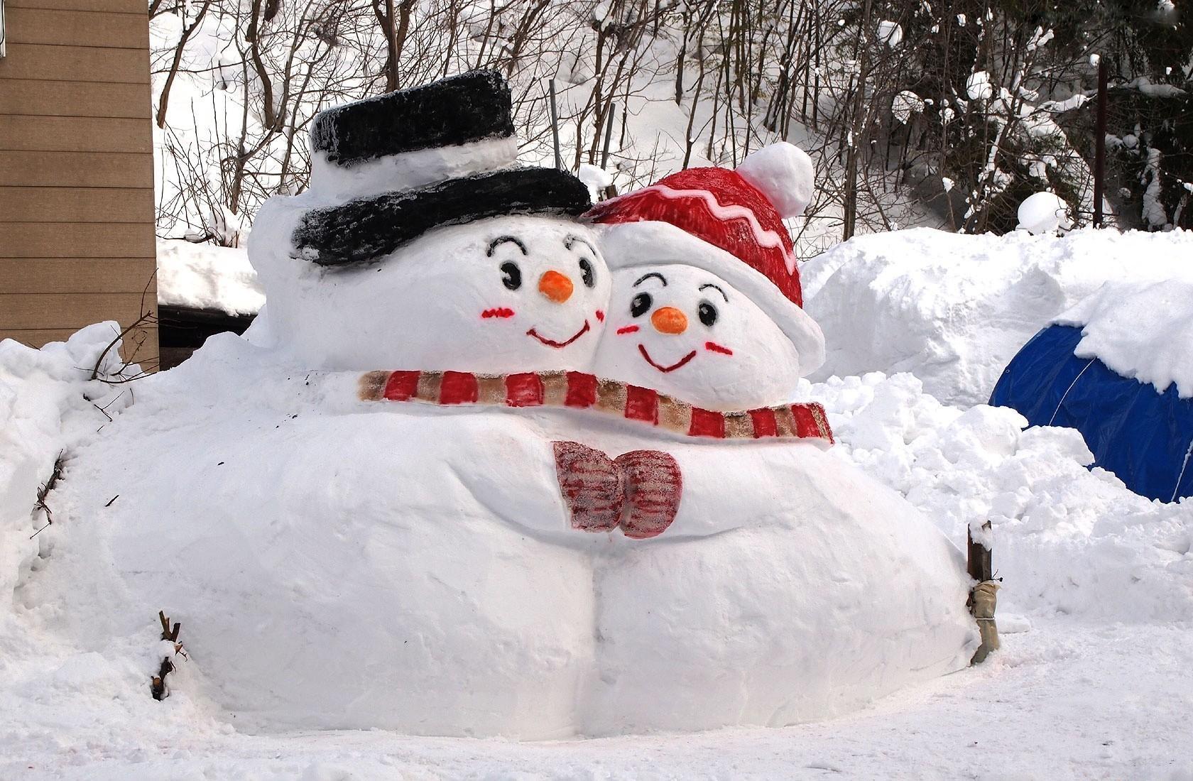 Снеговик в шапке стоит на снегу, зима, время года, снег фон картинки и Фото  для бесплатной загрузки